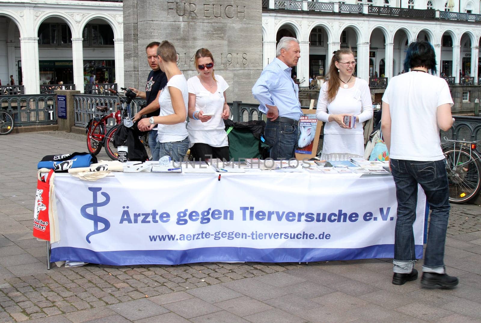 Protest vigil for abolition of animal experiments with aerzte against animal experiments,four paws and others in Hamburg Rathausplatz on 26.04.2014