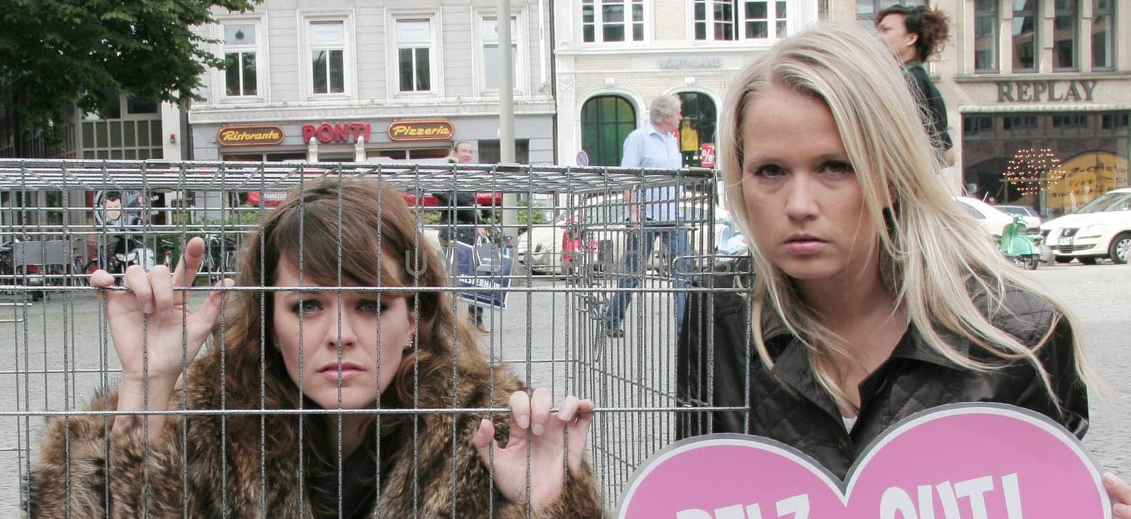 Peta Anti Pelz Action in Hamburg,protest against fur farms also in summer,14.08.2008,Nova Meierhenrich + Marta Jandova