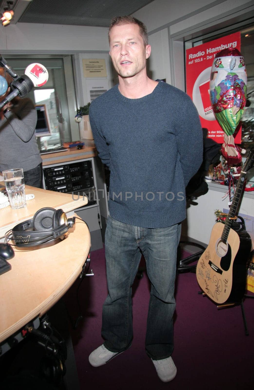 Til Schweiger visited Radio HamburgStudio on December 18 thinly with Birgit Hahn Today,actor and producer Til Schweiger visited the Gläserne Studio of Radio Hamburg. With presenter Birgit Hahn (Mon-Fri,10a.2pm) the film star talks about his new movie "Keinohrhasen"" and the festivities at the Schweigers.Tilman Valentin Schweiger was born on December 19,1963 in Freiburg. His first film success came in 1991 with the comedy ""Manta,Manta"". Since then he has been a member of the Créme de la Creme of German film. In the meantime,he acts not only in front of the camera,but also behind it. In his new film ""Keinohrhasen"" he is the leading actor and director. In the comedy,Schweiger plays the arrogant tabloid reporter Ludo,who disrupts the wedding of boxing world champion Wladimir Klitschko and is obliged to work 300 hours of social work in a nursery. ""Keinohrhasen"" opens in German cinemas on 20 December."