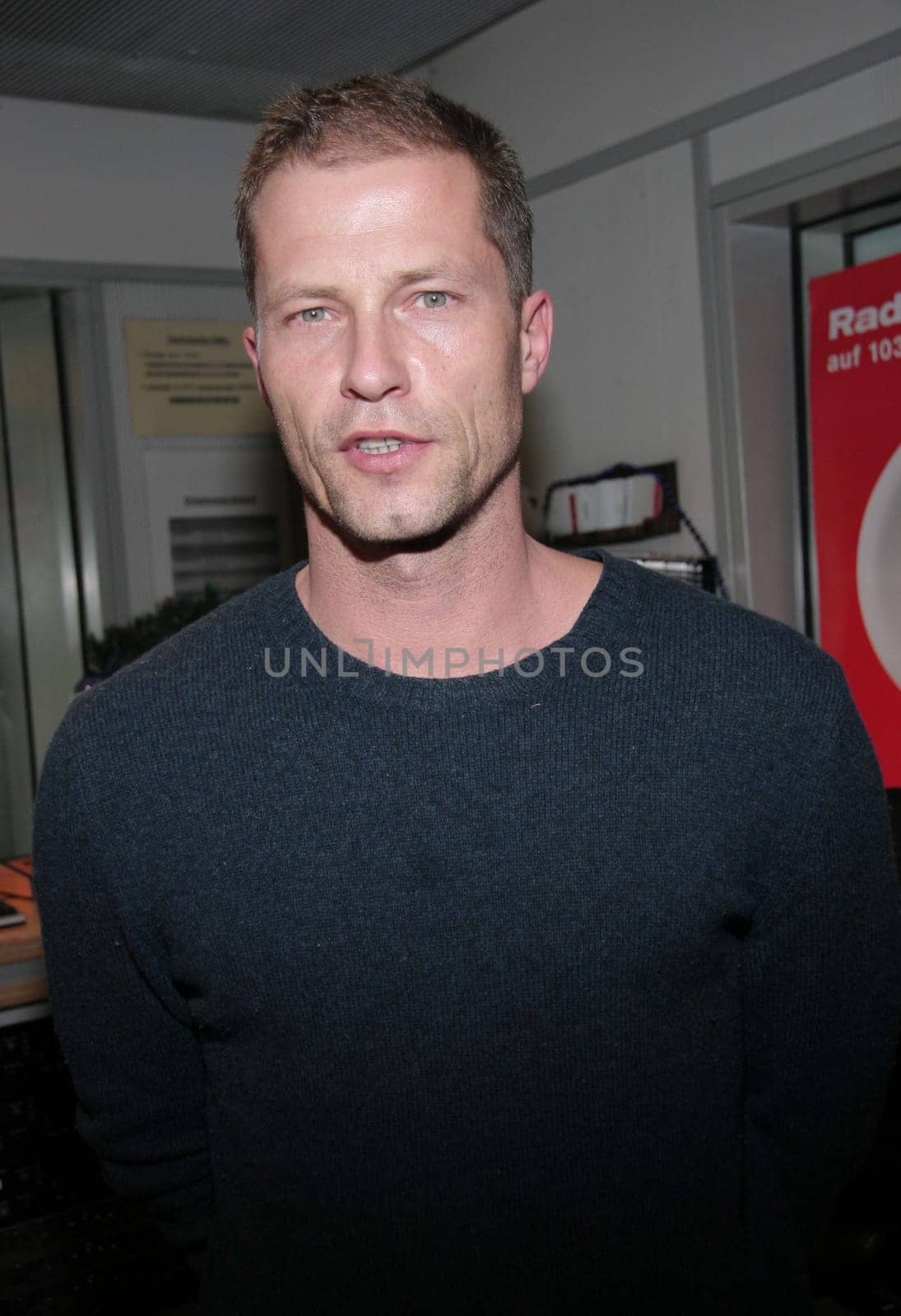 Til Schweiger visited Radio HamburgStudio on December 18 thinly with Birgit Hahn Today,actor and producer Til Schweiger visited the Gläserne Studio of Radio Hamburg. With presenter Birgit Hahn (Mon-Fri,10a.2pm) the film star talks about his new movie "Keinohrhasen"" and the festivities at the Schweigers.Tilman Valentin Schweiger was born on December 19,1963 in Freiburg. His first film success came in 1991 with the comedy ""Manta,Manta"". Since then he has been a member of the Créme de la Creme of German film. In the meantime,he acts not only in front of the camera,but also behind it. In his new film ""Keinohrhasen"" he is the leading actor and director. In the comedy,Schweiger plays the arrogant tabloid reporter Ludo,who disrupts the wedding of boxing world champion Wladimir Klitschko and is obliged to work 300 hours of social work in a nursery. ""Keinohrhasen"" opens in German cinemas on 20 December."