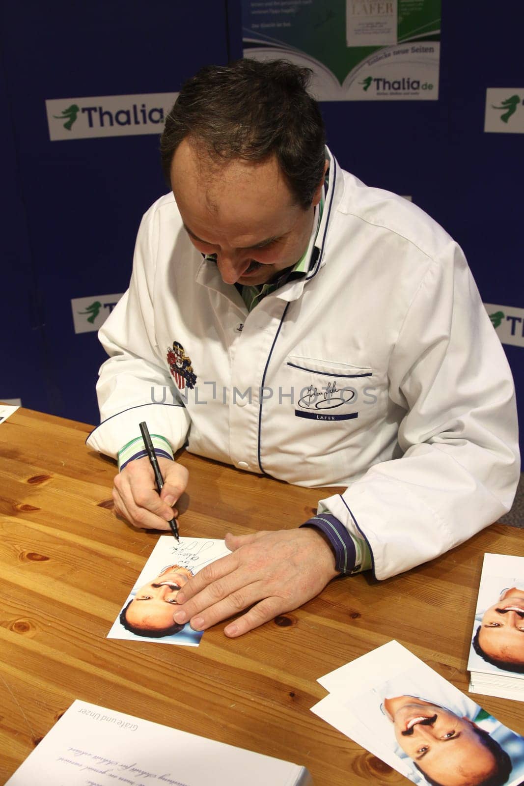 Johann Lafer signed his book ,The Great Lafer - The Art of Simple Kitchen: 60 popular classics and how to make them awesomely varied in the Thalia bookstore