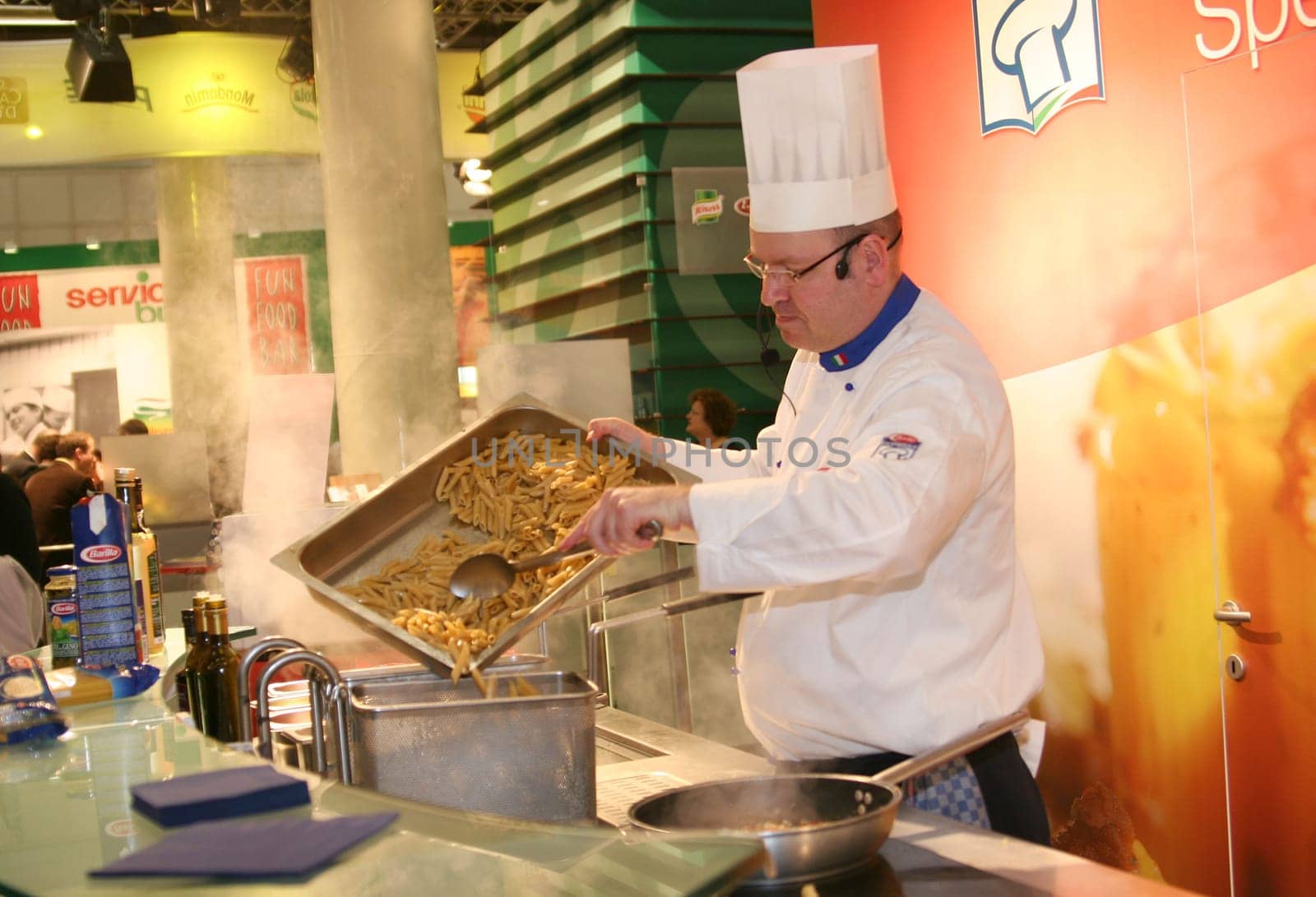 large crowd in the Fresshalle from the Internorga fair in Hamburg,here at the Barilla stand with pasta chef Markus Lemmen ,13.03.2007