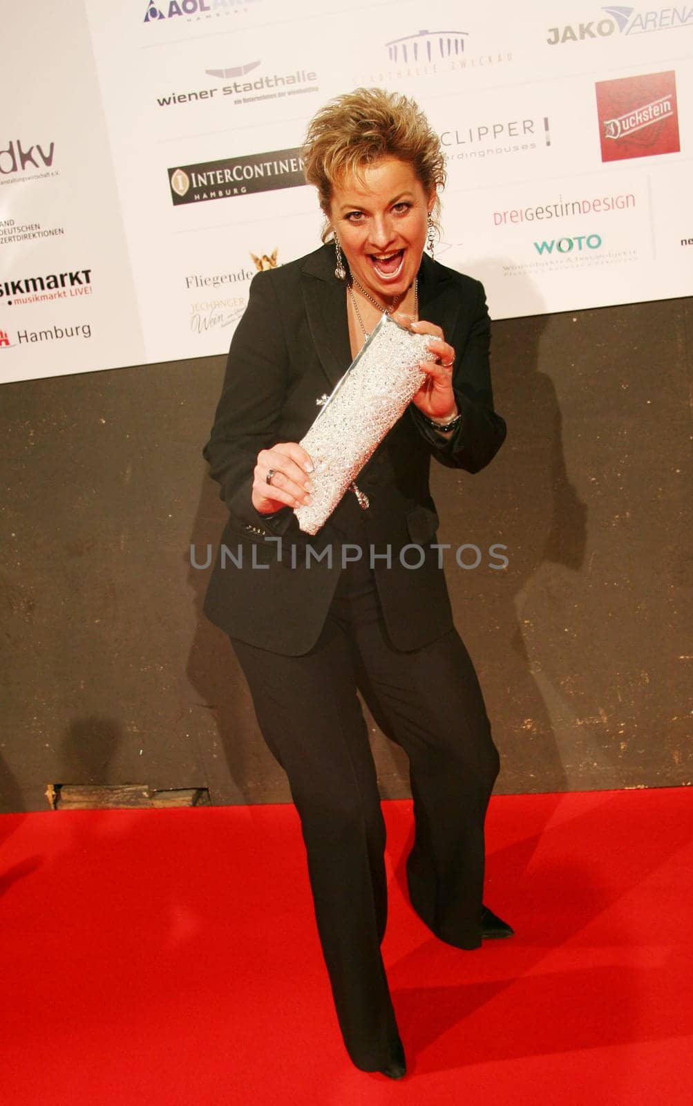 Tanja Schumann at the LEA Award 2007. The LIVE prize,reserved for the active makers behind the scenes. The LEA Live Entertainment Award works differently from ECHO,Grammy or MTV Award. He makes it clear: Behind every acclaimed performer,every great concert experience,there are always energetic,passionate makers and managers - moonlights that reflect the warming sun rays of the artists,as LEA e.V. President Fritz Rau once called them. At the LEA,therefore,the "strippers from the backdrop"" are in the spotlight: organizers,agents and managers. The LEA 2007 applies to these industry players: In 14 categories,special achievements in live entertainment will be awarded on February 15,2007. All nominees can be found here. With the awards,a jury composed of renowned music journalists honours successful tours,festivals,individual and en-suite events of 2006 that have been successfully conducted and celebrated by the general public. In addition,LEA trophies are awarded for exemplary commitment to the promotion of young arts,outstanding organizer,agency and management work,an exceptional location and a lifetime achievement in live entertainment."