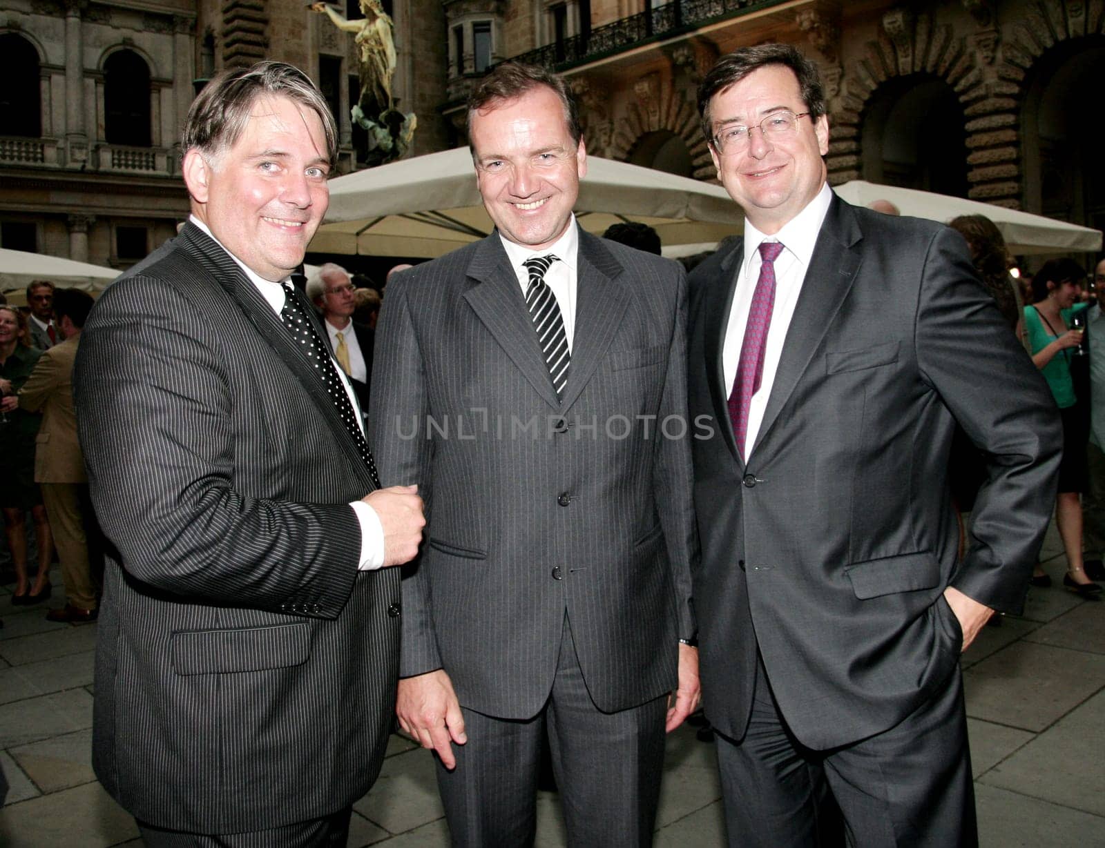 Parliamentary summer party in the courtyard of Hamburg City Hall / Heinrich Lieser,Jean-Pierre Tutin and Henrik Lesaar