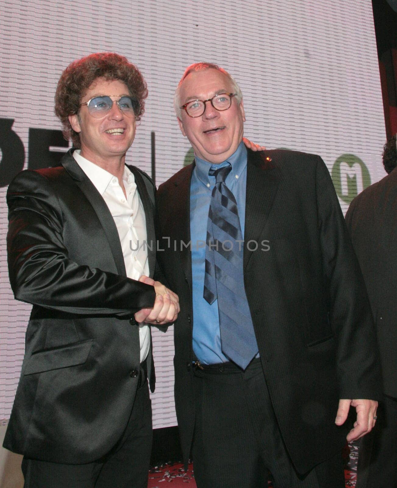 Lea Award 2009 in der Colorline Arena Hamburg .Foto: Atze Schröder und ein Preisträger