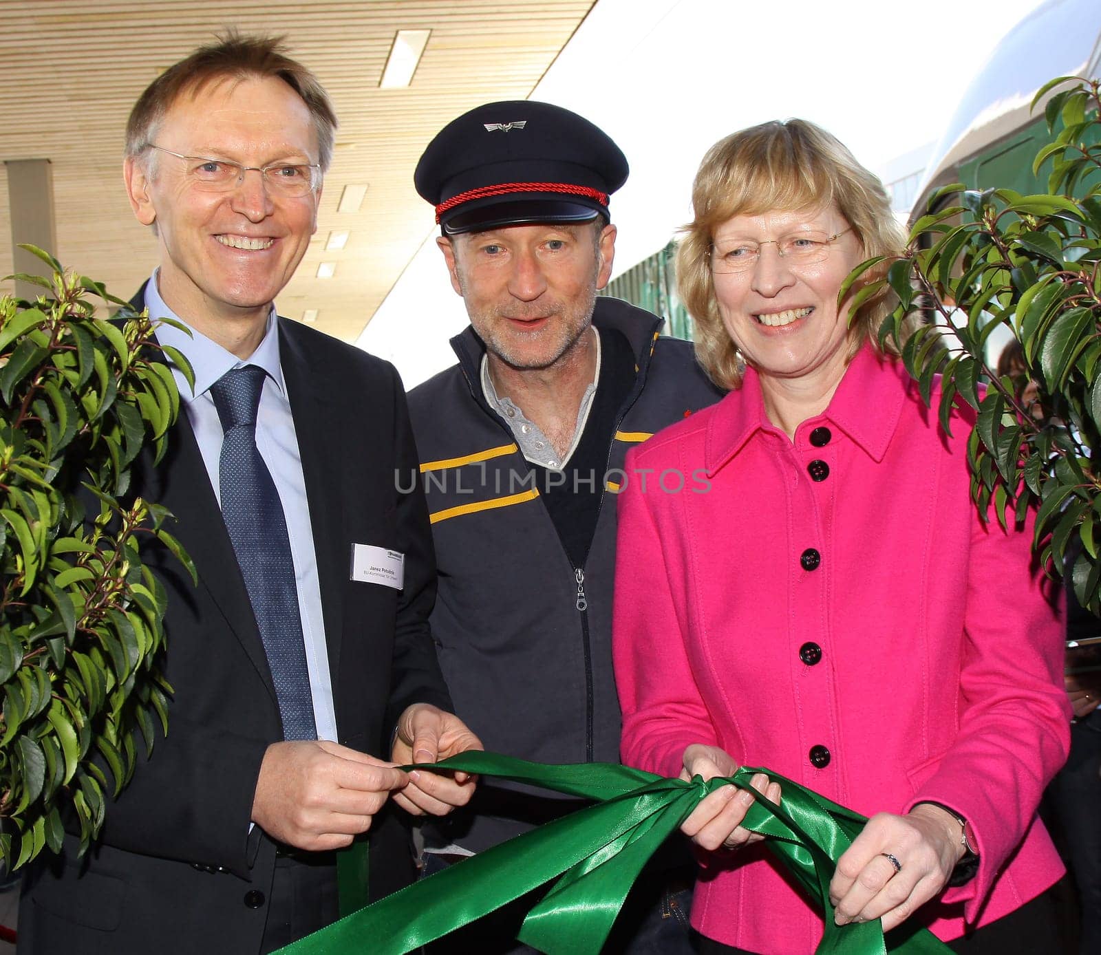 The train of ideas begins his European journey,Hamburg Altona,15.04.2011,EU Environment Commissioner Janez Potocnik,the second master of the public Dorothee Stapelfeld and train godfather Peter Lohmeyer
