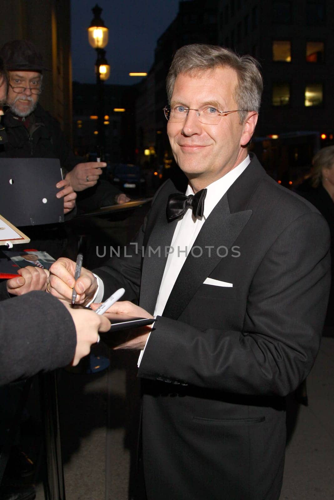 Federal President Christian Wulff was expected by autograph collectors,The East Asian Love Meal goes back to a tradition,trade that was called love meal according to Prussian tradition. Today,the OAV is with around 400 member companies from industry,which the OAV took over when it was founded in 1900: representatives of the German merchants living in Asia met regularly for men's dinners. In the time of the East Asia Squadron of the Imperial Navy,the commanders in the far eastern ports invited the German merchants there to a festive dinner on board,service and finance industry the most important network of the German Asian economy.