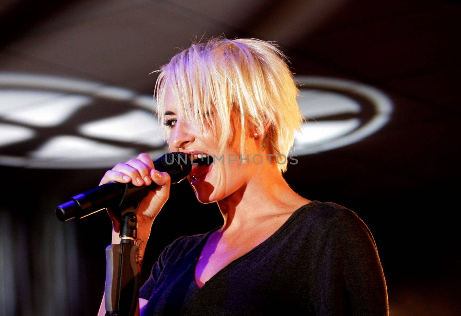Sarah Connor sings exclusively for Always at the Stage Club Hamburg . Sarah Connor (29) recorded a song exclusively for Always. This is available from October exclusively as a download on the Internet and only against entering a code,which will be found on every Always and Alldays action pack. About 15 selected fans were present at the