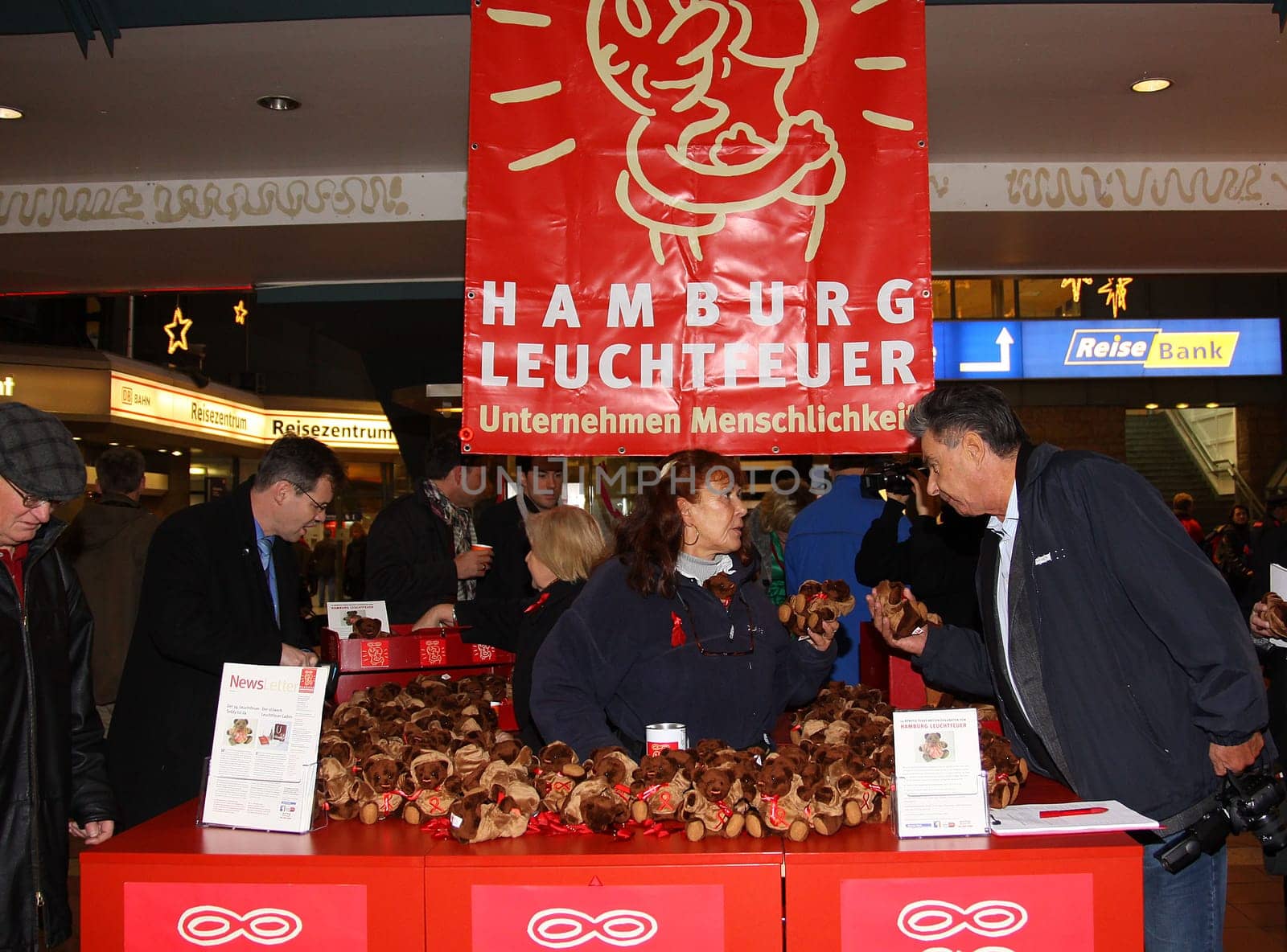 Celebrities sell teddy bears in favor of Hamburg beacons in the Hamburg Wandelhalle on 30.11.2009 / Leichtfeuer sales stand