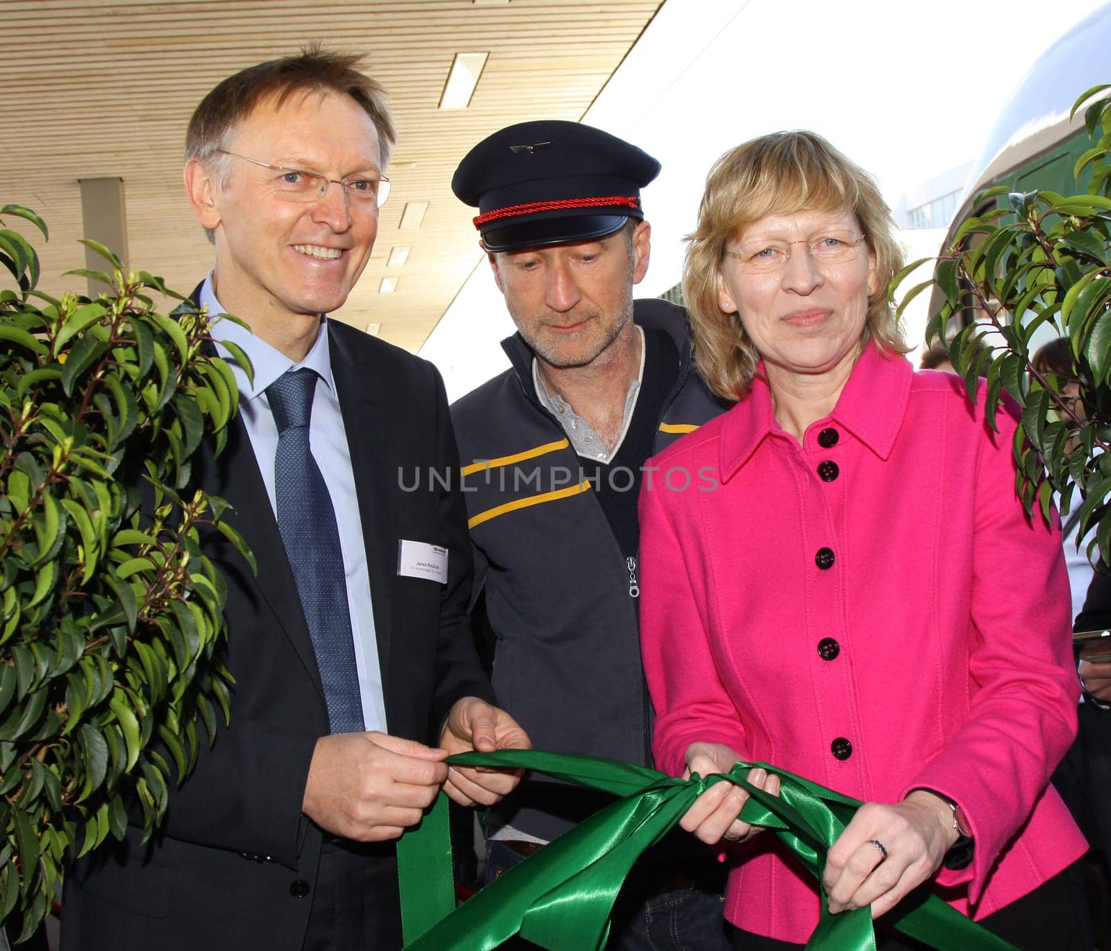The train of ideas begins his European journey,Hamburg Altona,15.04.2011,EU Environment Commissioner Janez Potocnik,the second master of the public Dorothee Stapelfeld and train godfather Peter Lohmeyer