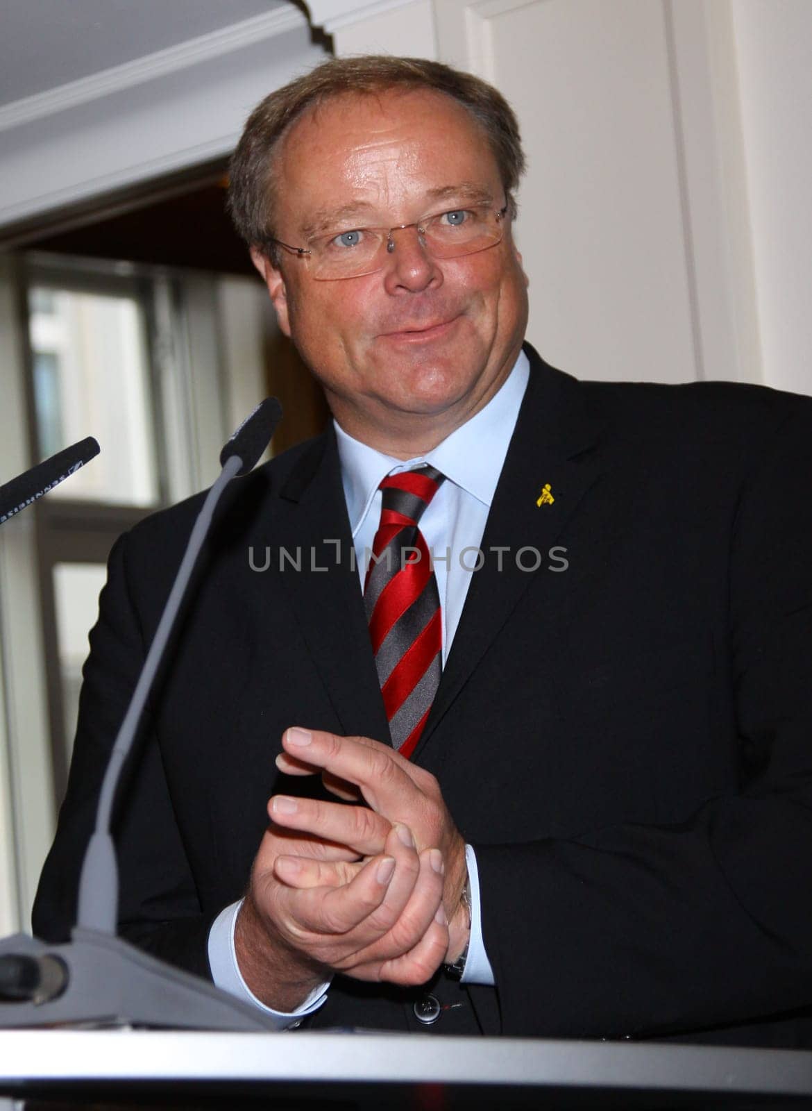 Dirk Niebel,Federal Minister for Economic Cooperation and Development,(Laudator)The Club of Optimists awarded the sixth â€ Optimist Prize â€ to I.T.E.M.S. Africa in the Hanse Lounge Hamburg,29.10.2011