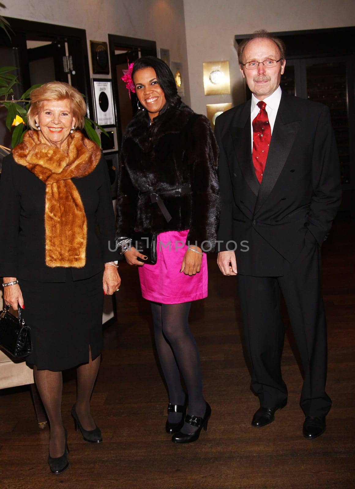 Hamburger GluecksStern Gala"Hamburger GluecksStern"" the benefit gala in favor of disadvantaged children on November 13,2009 on the Suellberg./ Ulla Giercke,Fernanda Souza and Nico Giercke"