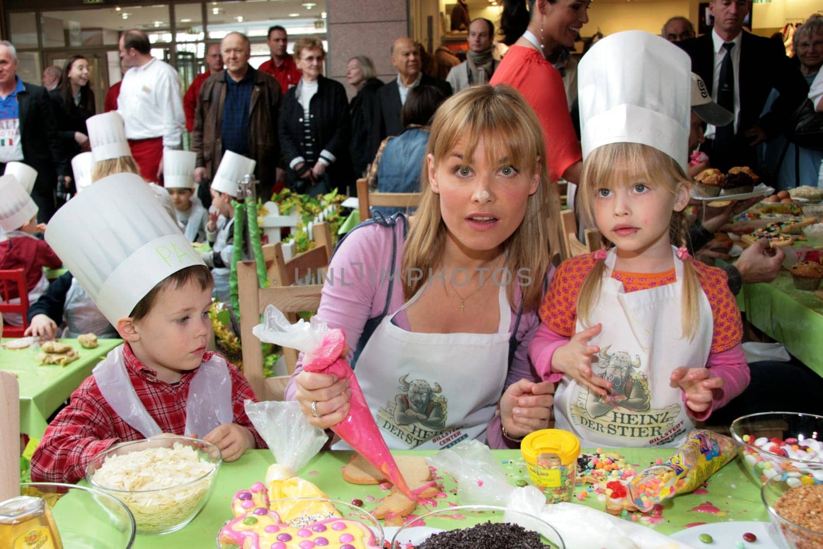 Paul,Andrea Lüdke and daughter Lottie bake for the Heinz of the Bull Children's Aid.