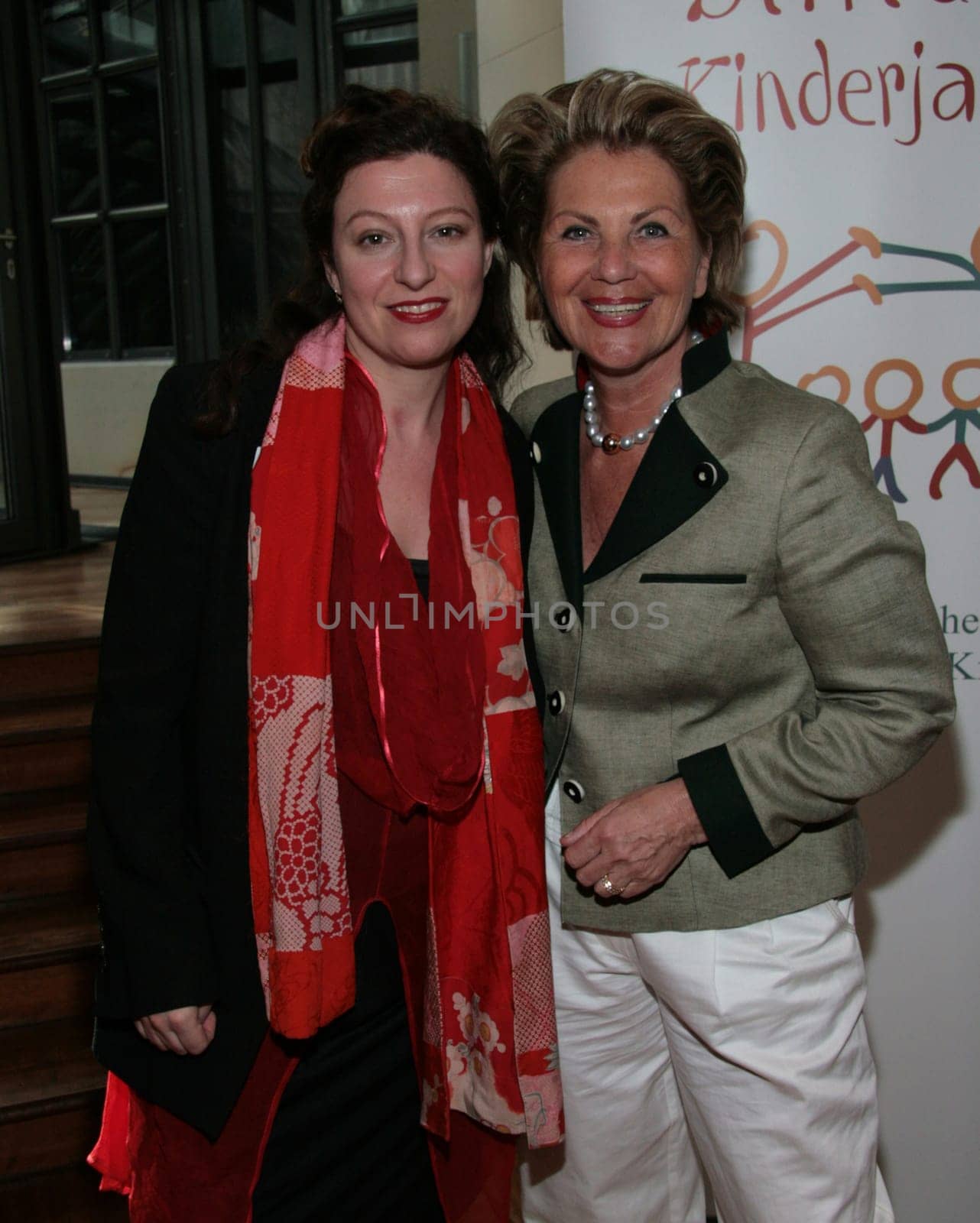 Ladies Lunch - Charity-Lunch der Stiftung Kinderjahre  mit Dr. Eckart von Hirschhausen im Park Hyatt Hamburg / Hannelore Lay und Sibilla Pavenstedt