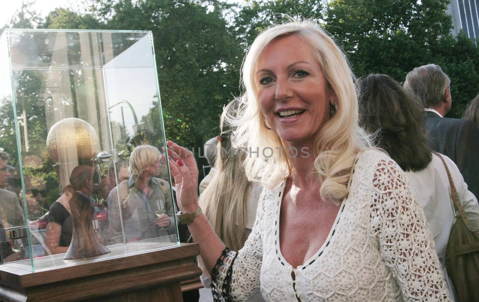 Marion Fedder LE RIEN EN OR - Die Jahrhundertkugel, Vorplatz Casino Esplanade, Hamburg, 24.06.2008 Der Musiker und Kuenstler Dieter Meier (YELLO)Die Jahrhundertkugel legt in den naechsten 100 Jahren an 8 festgelegten Daten die 12 Meter auf der Holzstrecke zurueck.Die Association des Maitres de Rien ist eine Kuenstlergruppe