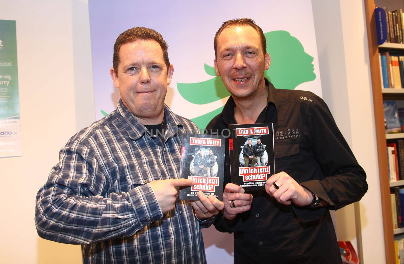 Toto & Harry signed their book ( Am I now a sign ? ) in the Thalia Buchandlung Hamburg