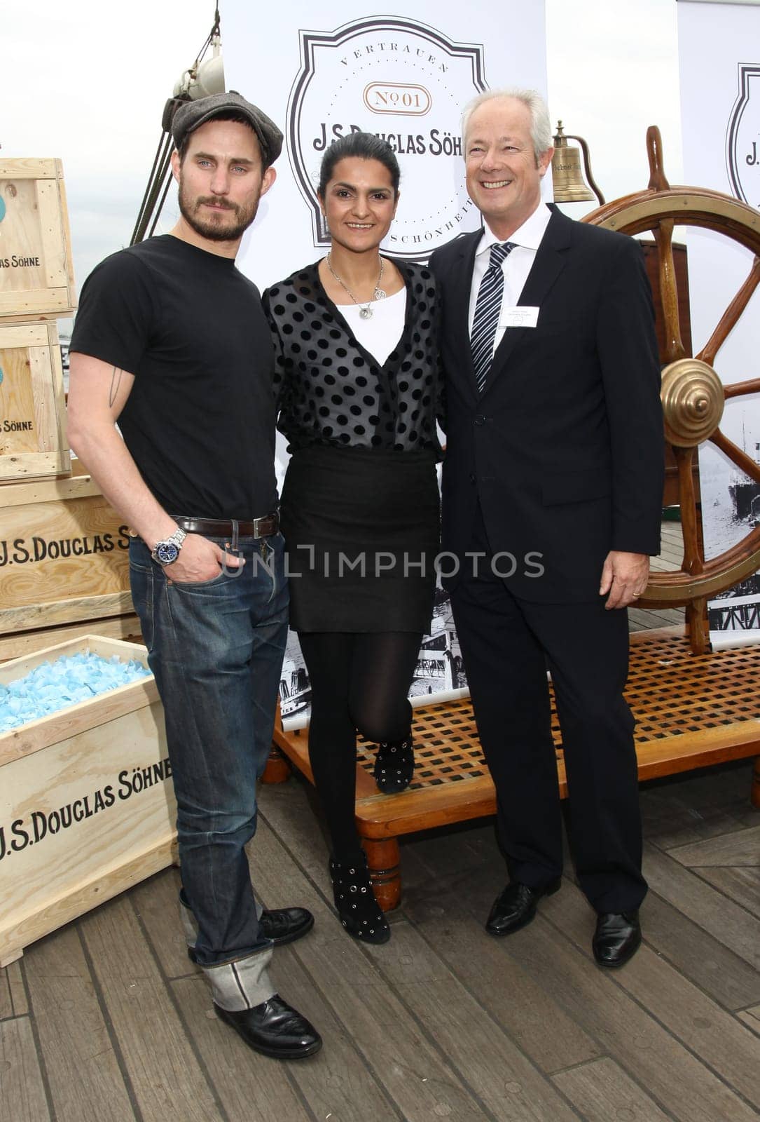 Europas groeßtes Parfuemerieunternehmen Douglas laedt zum Beauty-Lunch inmaritimer Atmosphaere. Erleben Sie mit uns am 20. Mai 2010 auf der RickmerRickmers im Hamburger Hafen die schönste Soap-Opera der Welt  Dreams in asoap bubble anschließend gings zur Schaufensterbesichtigung in die Douglas Filialen Moenkebergstrasse und Neuer Wall/  Clemens Schick  ,  Leyla Piedayesh, Reiner Unkel