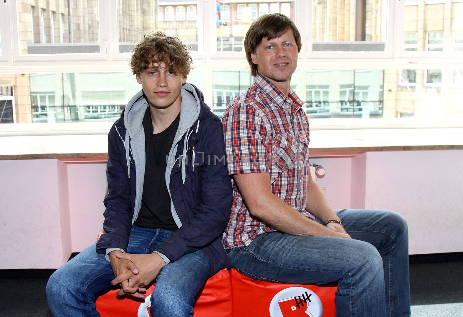 Newcomer Tim Bendzko live at Radio Hamburg,studio visit on Thursday,16.06.2011 . here with Philipp Kolanghis ,he presented from his current album " Wenn Worte meine Sprache wäre "",which will be released on June 17,and his current single "" Nur noch kurz die Welt retten """