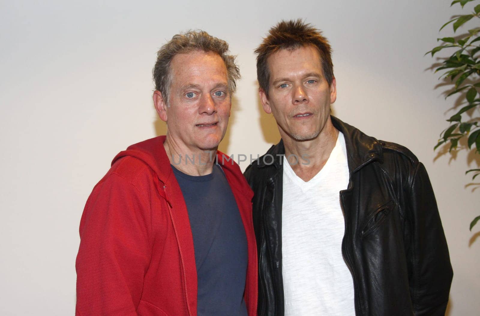 kevin bacon und bruder michael bacon live als the bacon brothers bei radio hamburg und oldie 95 im studio./