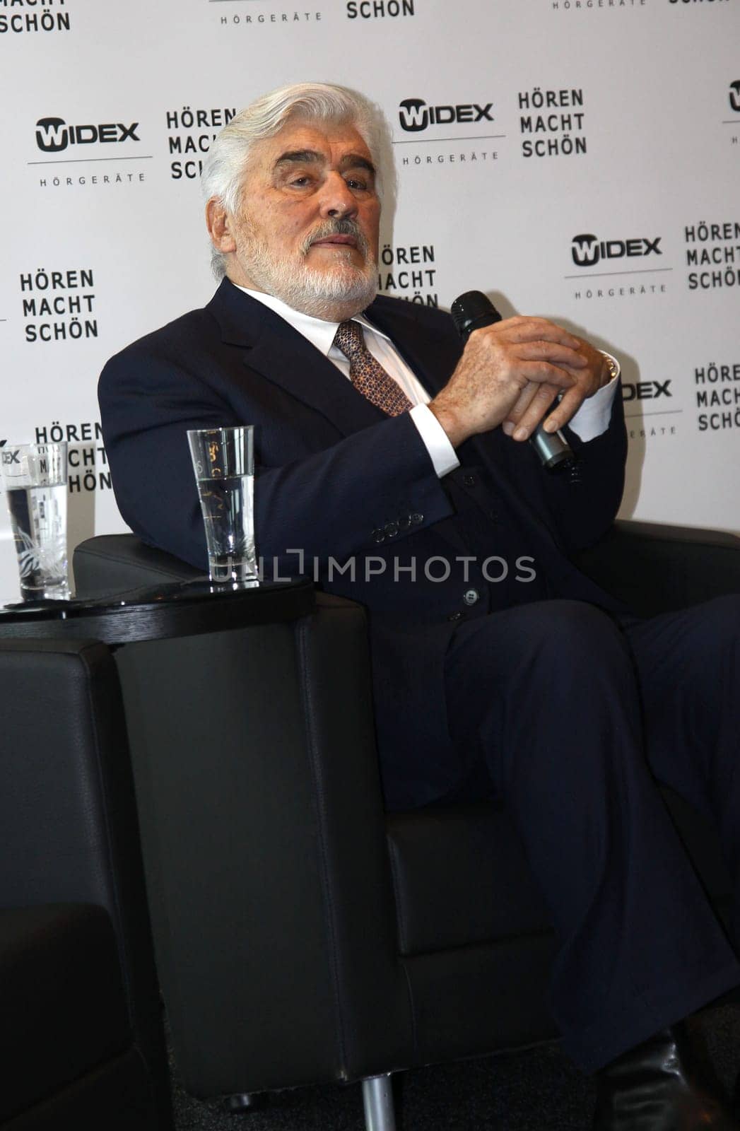 Mario Adorf promotes the action Hoeren macht schoen - The initiative for beswseres JHoeren from the company Widex Hoergeraete . PK at hotel Empire Riverside Hamburg on 09.02.2010