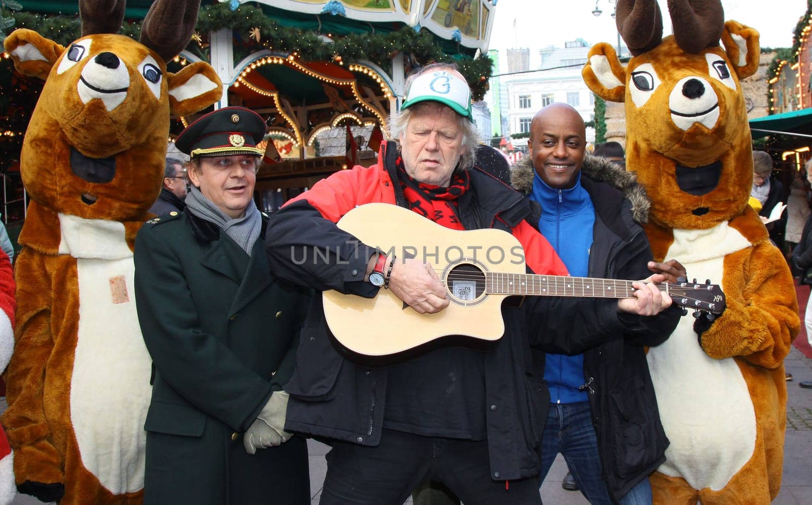 Gunter Gabriel,Yared Dibaba,Pastor Uwe Heinrich,Rudi Bongartz,Opening of the historic Christmas market,Rathausmarkt Hamburg,21.11.2011