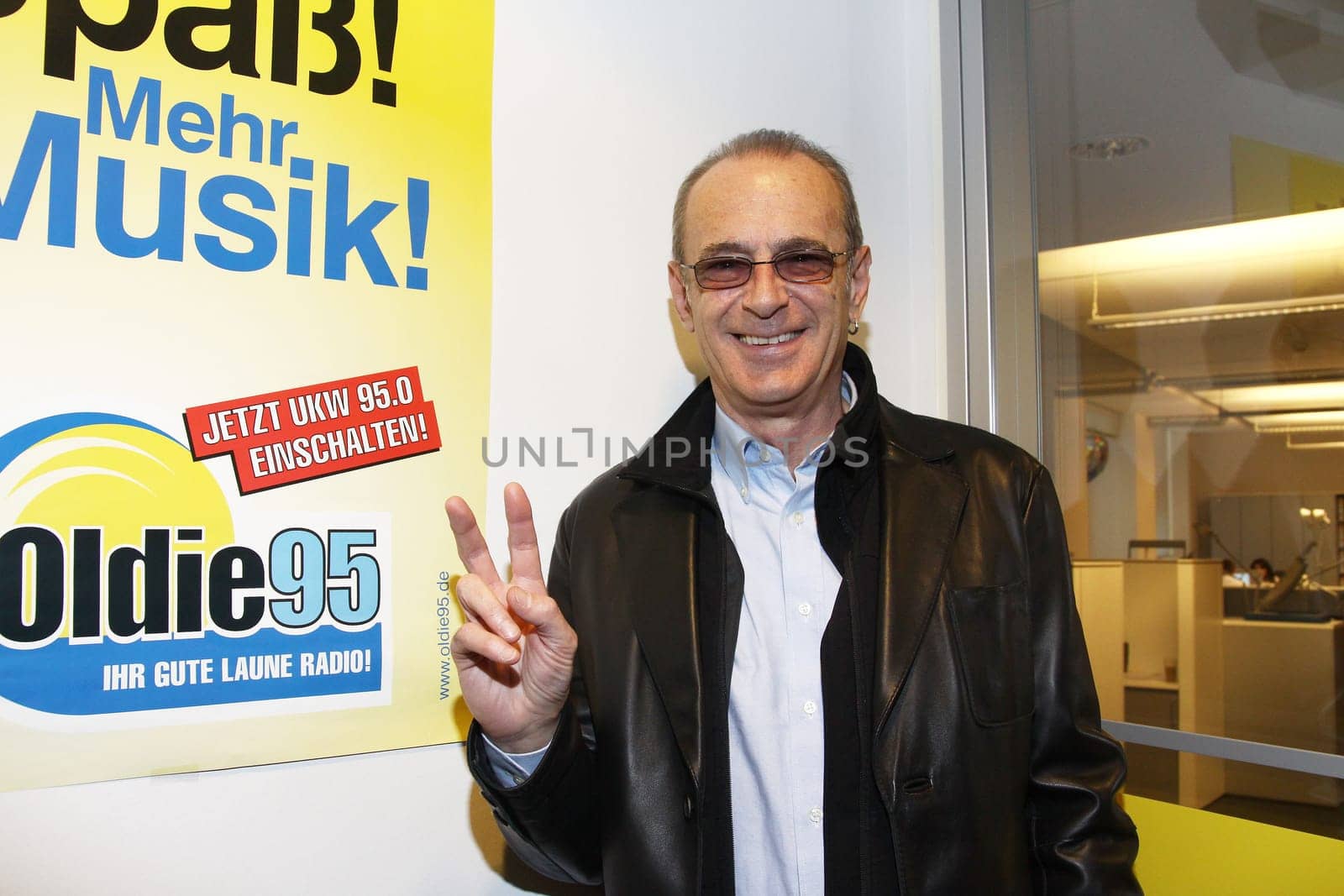 Status Quo co-founder Francis Rossi visits Oldie 95 . On Tuesday,May 4,2010,Status Quo co-founder Francis Rossi visited the Oldie 95 studio at Spitalerstraße 10. The interview will be broadcast by Oldie 95-Vormittags presenter Ingo _Lorenz Rossi's second solo album "One Step At A Time"" will be released on May 7. A new Status Quo album will also follow in September. The British composer,singer and guitarist has sold around 120 million records worldwide with Status Quo and produced more than 30 albums. Among the biggest hits are ""RockinŽ All Over The World"" and ""In The Army Now"". In addition to his work with the rock band,Francis Rossi has also made a name for himself as a producer and composer of various artists. The Briton is also responsible as the composer of the first Status Quo hit. With ""Pictures of Matchstick Men"" the British band reached the only chart success in the USA so far. Today,the father of eight lives with his wife in the southern English county of Surrey. In 2009,Rossi was awarded the Order of the British Empire."