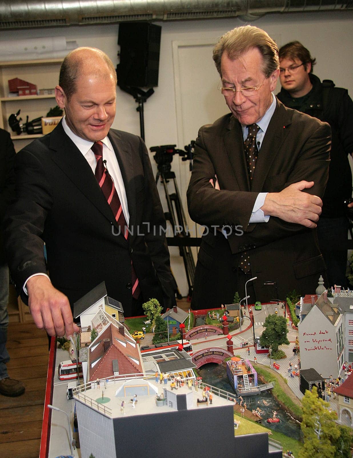 Franz Müntefering looked around miniatur Wunderland Hamburg /Franz Müntefering Olaf Scholz