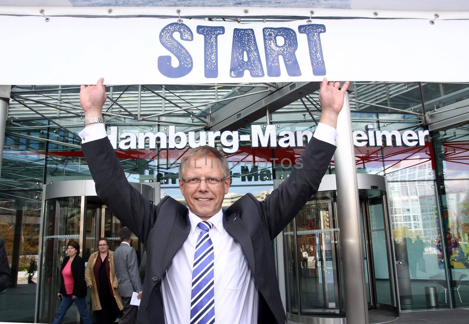 The Big Kick to Johannesburg,charity campaign of the HMI in favor of Bild hilft e.V.  A heart for children with prominent supporters / HMI Works Director Ludger Griese
