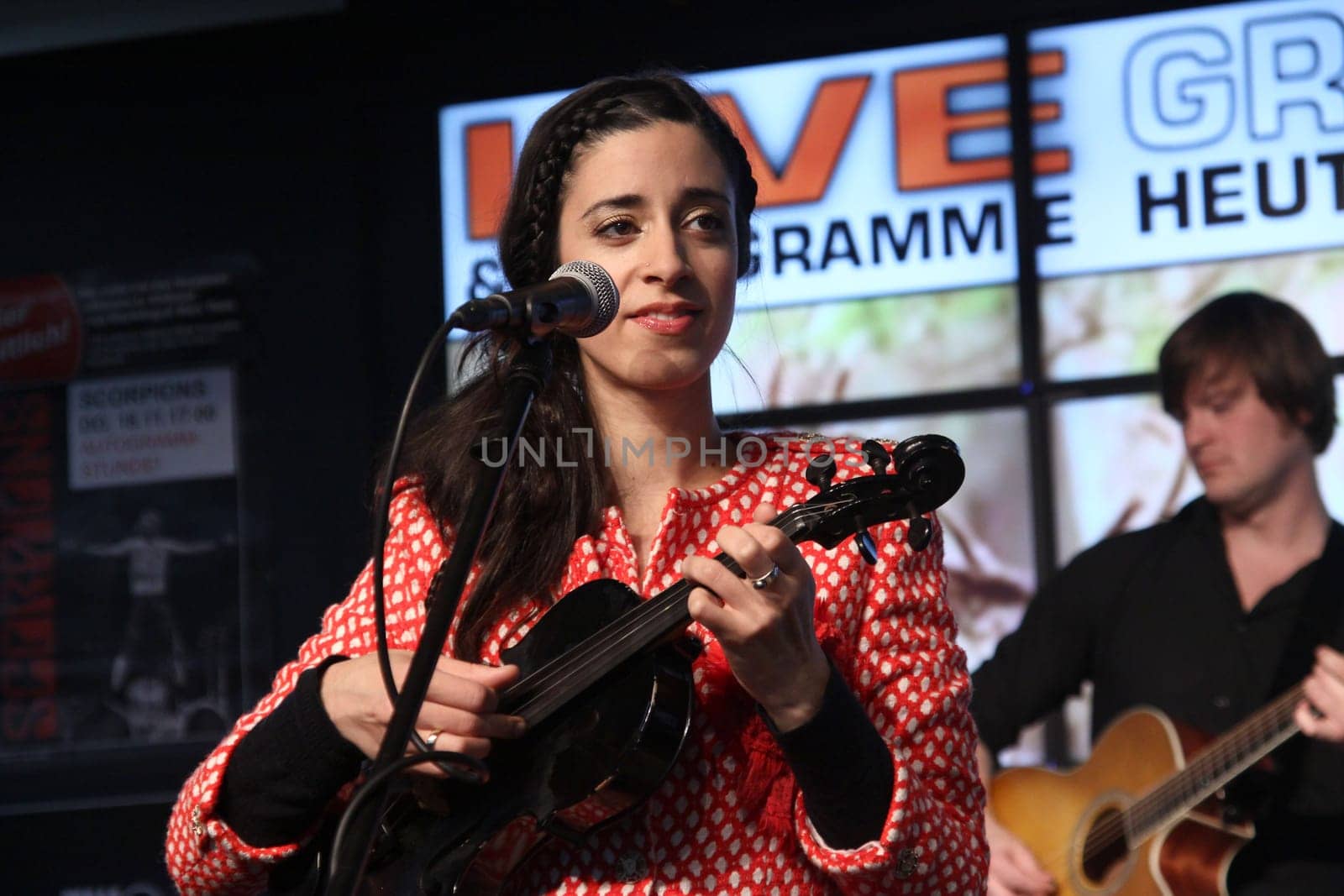 GRAZIELLA SCHAZAD - LIVE & AUTOGRAMME at Saturn Hamburg Moenckebergstrasse on 13.11.2010