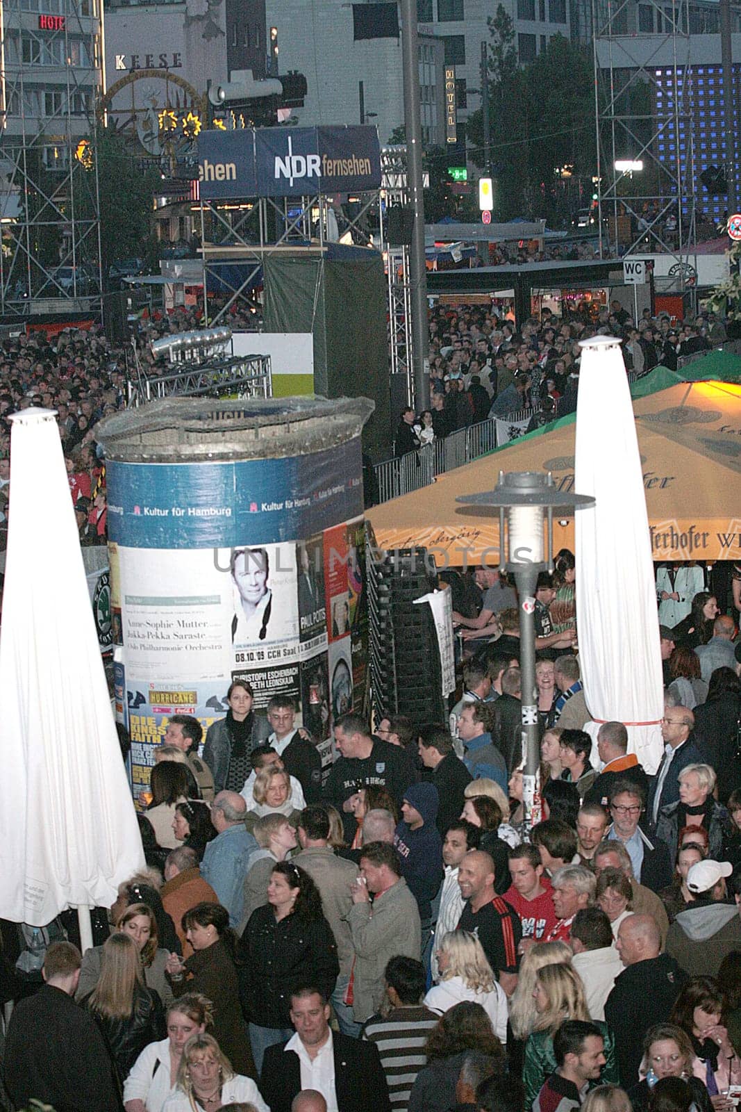 Countdown für Moskau: Grand-Prix-Party auf der Reeperbahn Hamburg - Vor dem Grand-Prix-Finale in Moskau feiert die ARD wieder eine große Eurovisions-Party auf der Hamburger Reeperbahn mit angesagten Live Musikc Acts