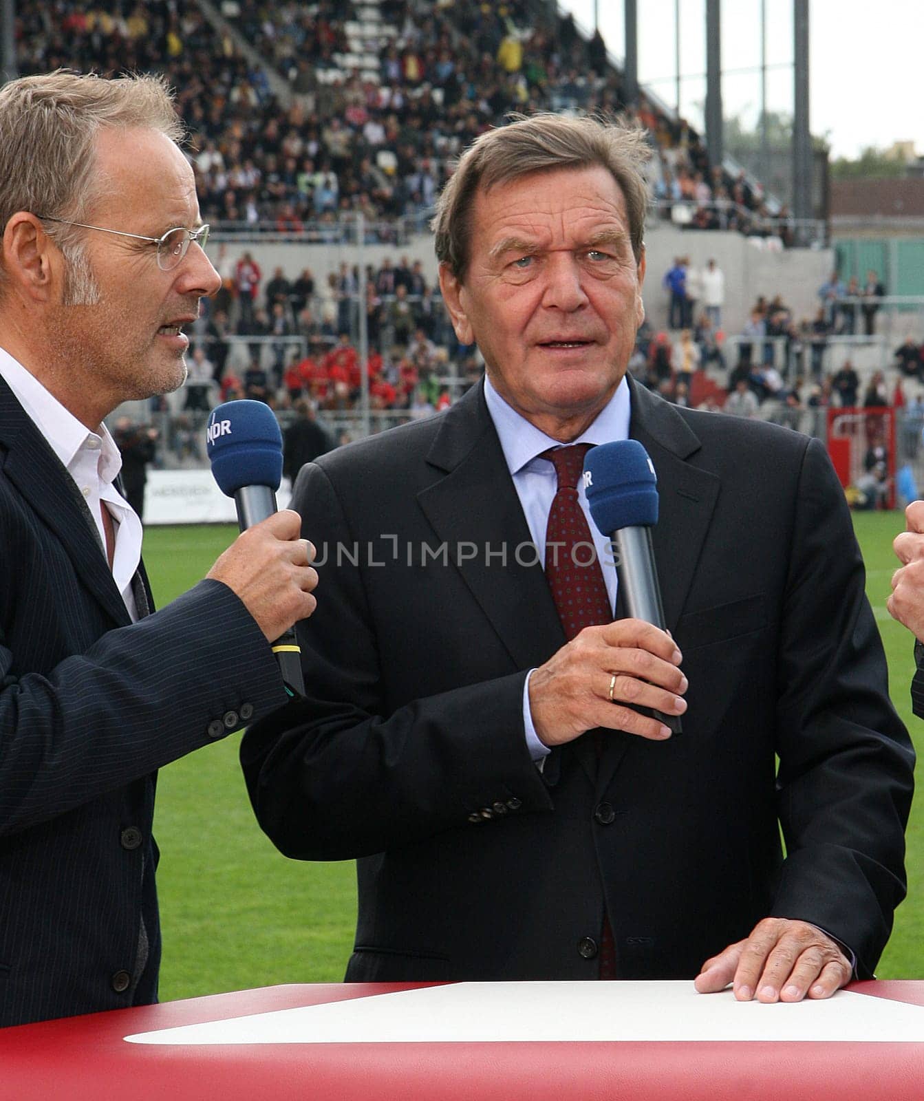 Tag der Legenden 2009 am Millerntor zugunsten Nestwerk e.V./ Gerhard Schroeder ( former chancellor ) and Reinhold Beckmann