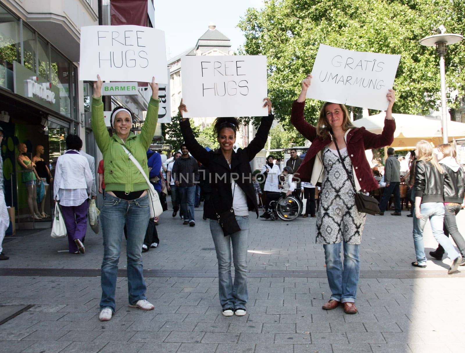 spontaneous Free Hugs action in the Moenkebergstrasse Hamburg . Alternative to the flash mob action in Sylt /Lourdes Garcia (initiator) Ulrike Fandert-Baeslack and Manuela Hanselmann