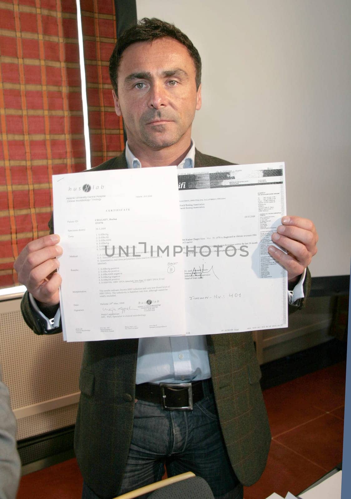 Ruslan Chagaev - Short-term press conference on the events in Helsinki at the Hotel Intercontinental - The Universum Box - Promotion is considering legal action/ Dr. Michael Ehnert shows blood test