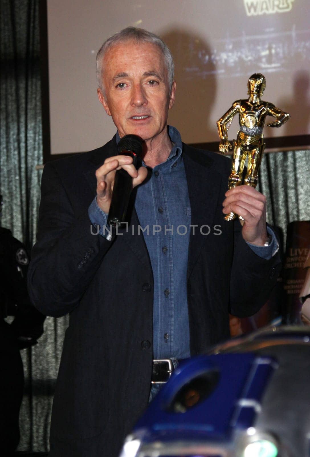 Anthony Daniel's press conference at the Indochine HamburgThe great science fiction saga in film history is coming to Germany with a gigantic effects show in April. The Oscar-winning film score will be performed live by the Royal Philharmonic Concert Orchestra,the show will be performed by C-3PO actor Anthony Daniels.