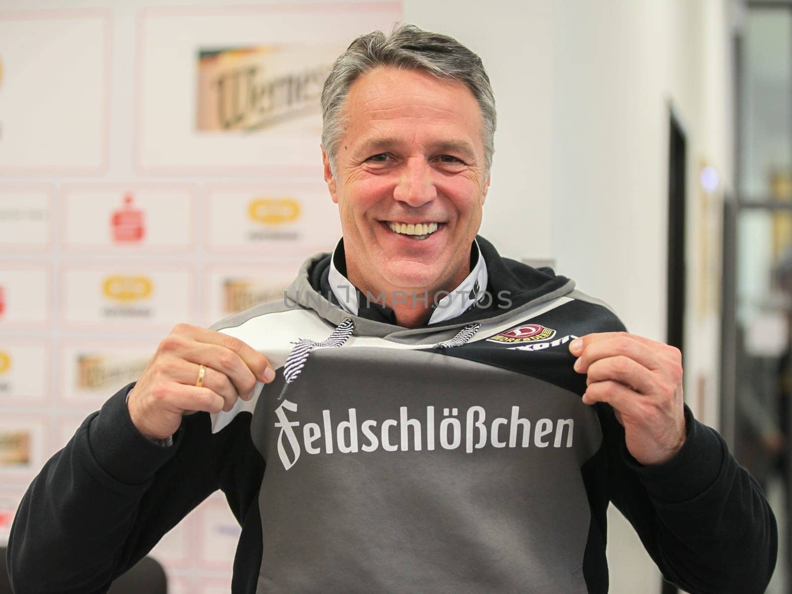 Head coach Uwe Neuhaus (SG Dynamo Dresden) 3rd league season 2015/2016 point game Hallescher FC against SG Dynamo Dresden