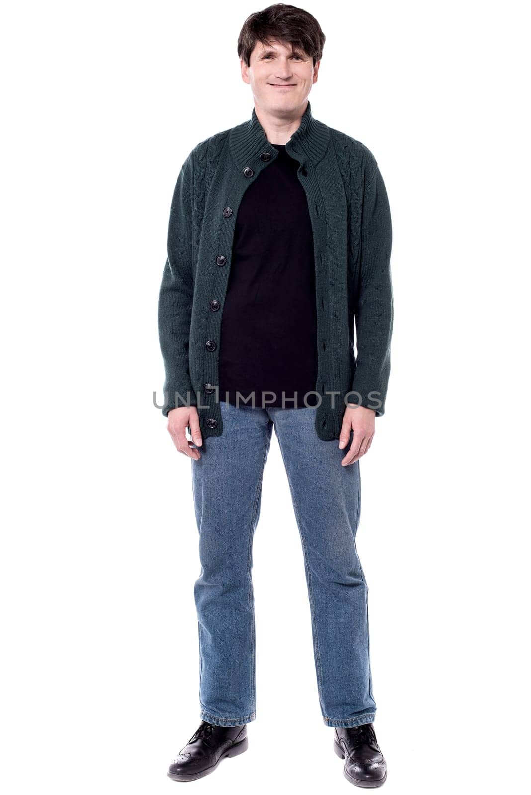 Casual man wearing winter cloth posing to camera.