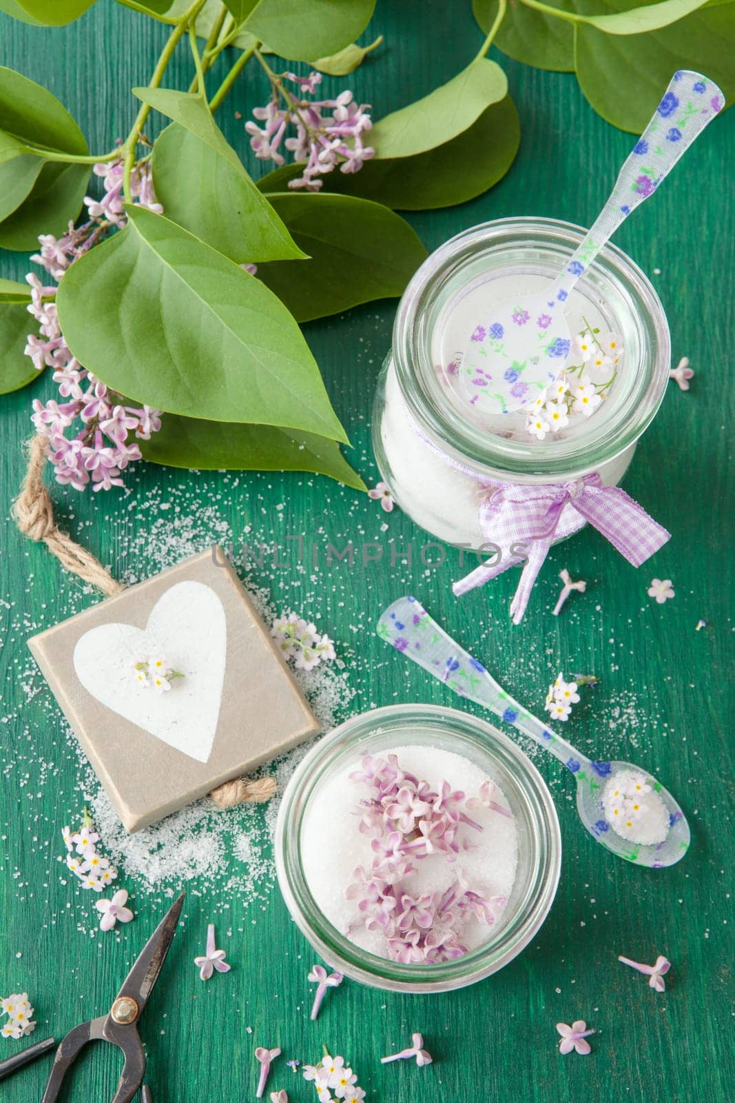 Homemade sugar with lilac in small einmachglaesern