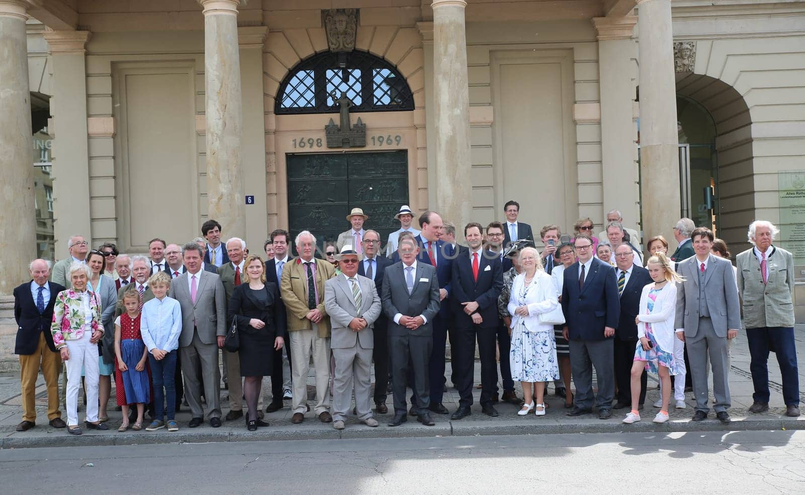 Descendants of the founding members of the Magdeburger Renn-Verein at the reception for the 110th anniversary of the Magdeburger Renn-Verein by Magdeburger OB Dr. Lutz Trümper (independent) in front of the town hall on 22 May 2016