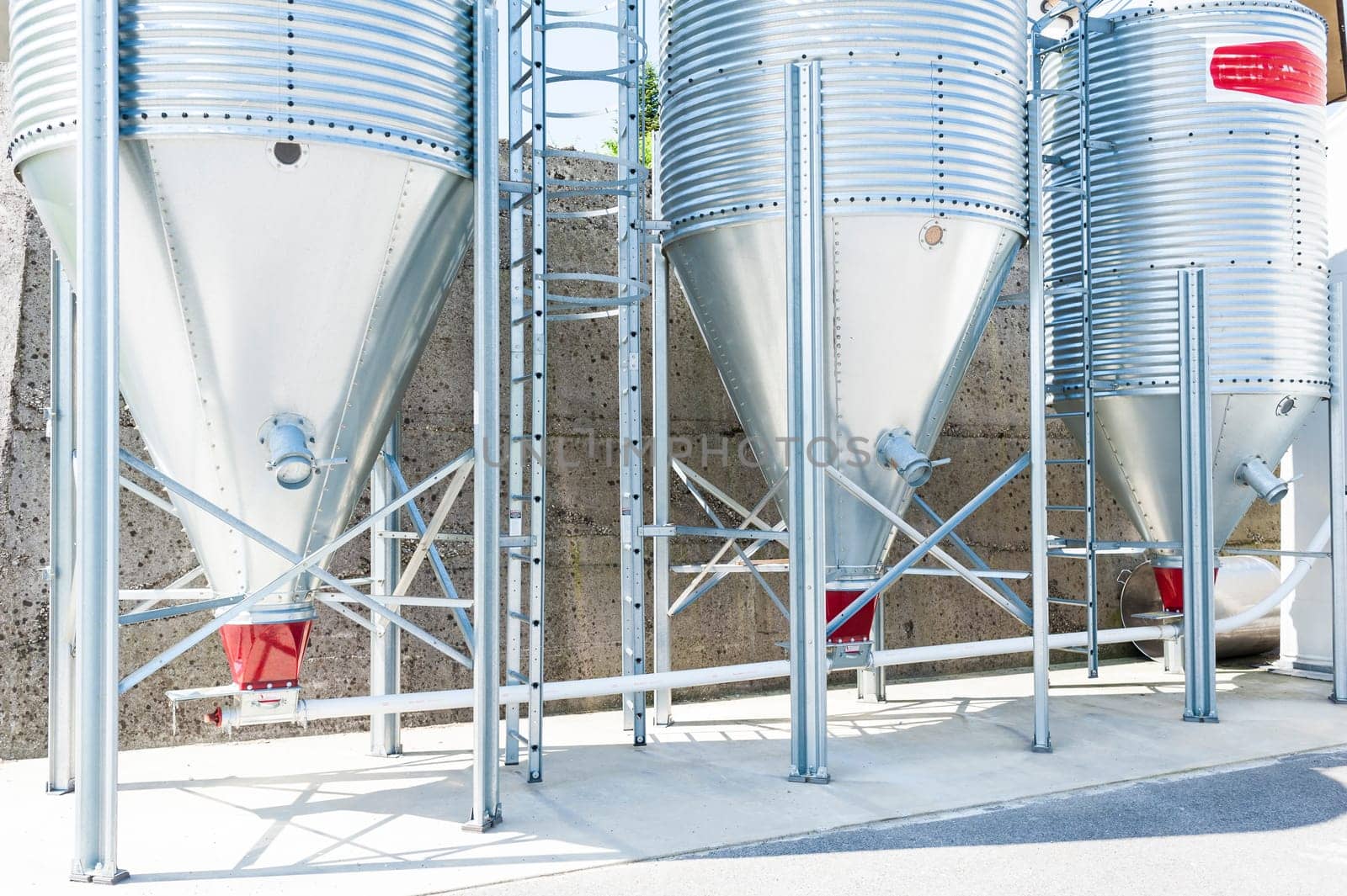 Silos for the storage of flour for food