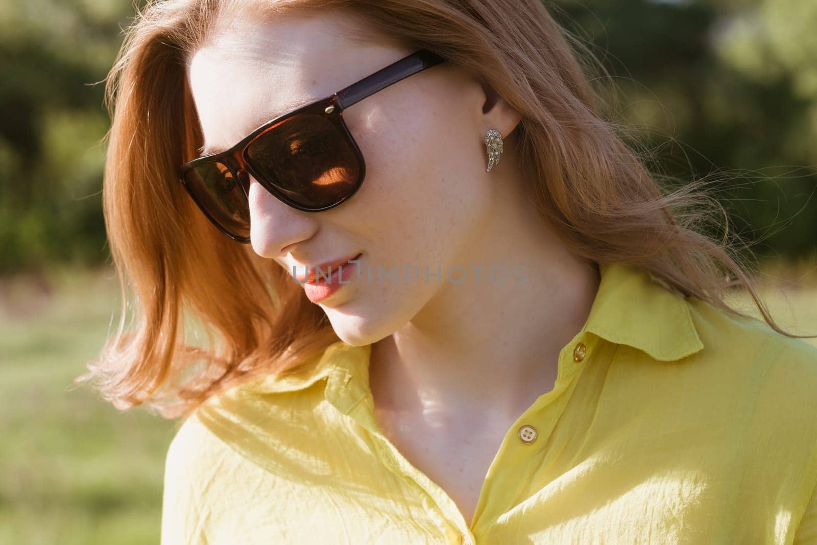 girl, beautiful, young, blonde, big sunglasses in close-up, outdoor summer, looking through his glasses, the distance