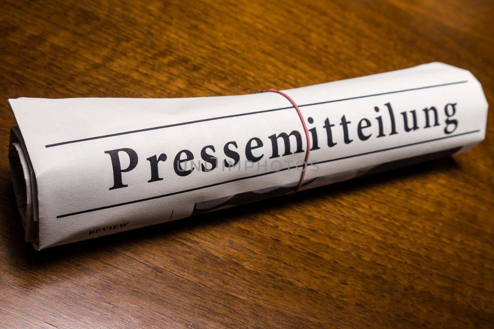 pressemitteilung newspaper (german) on desk