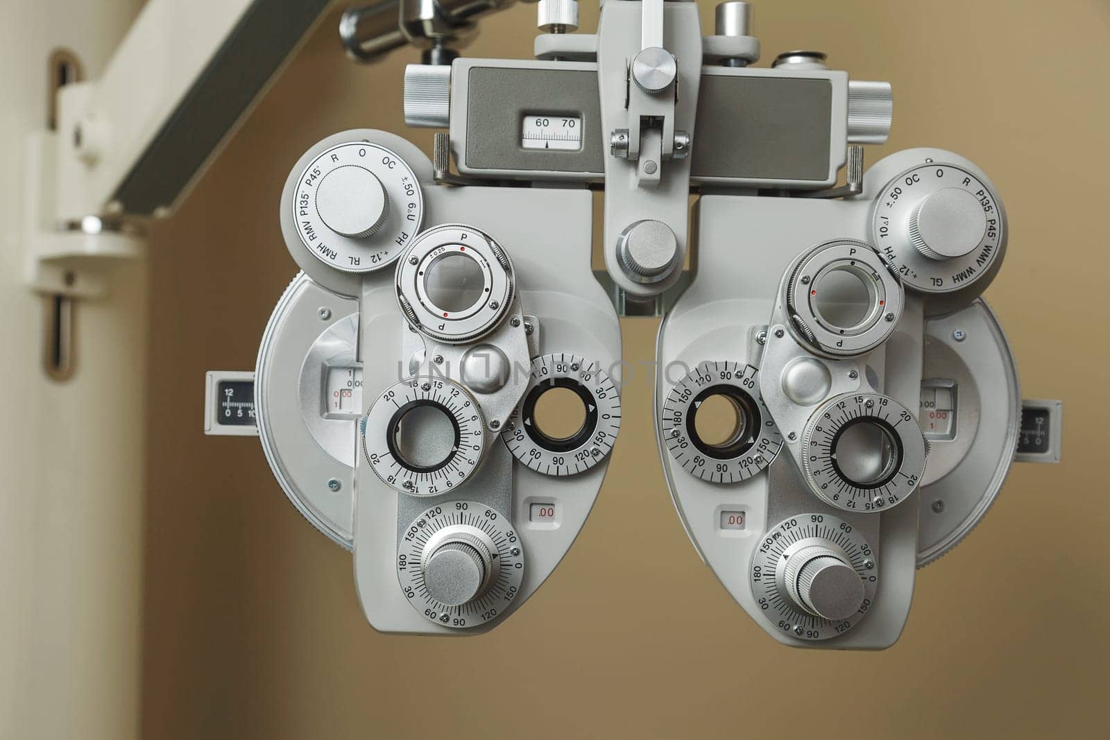 Phoropter optical device for measuring the vision of human eye