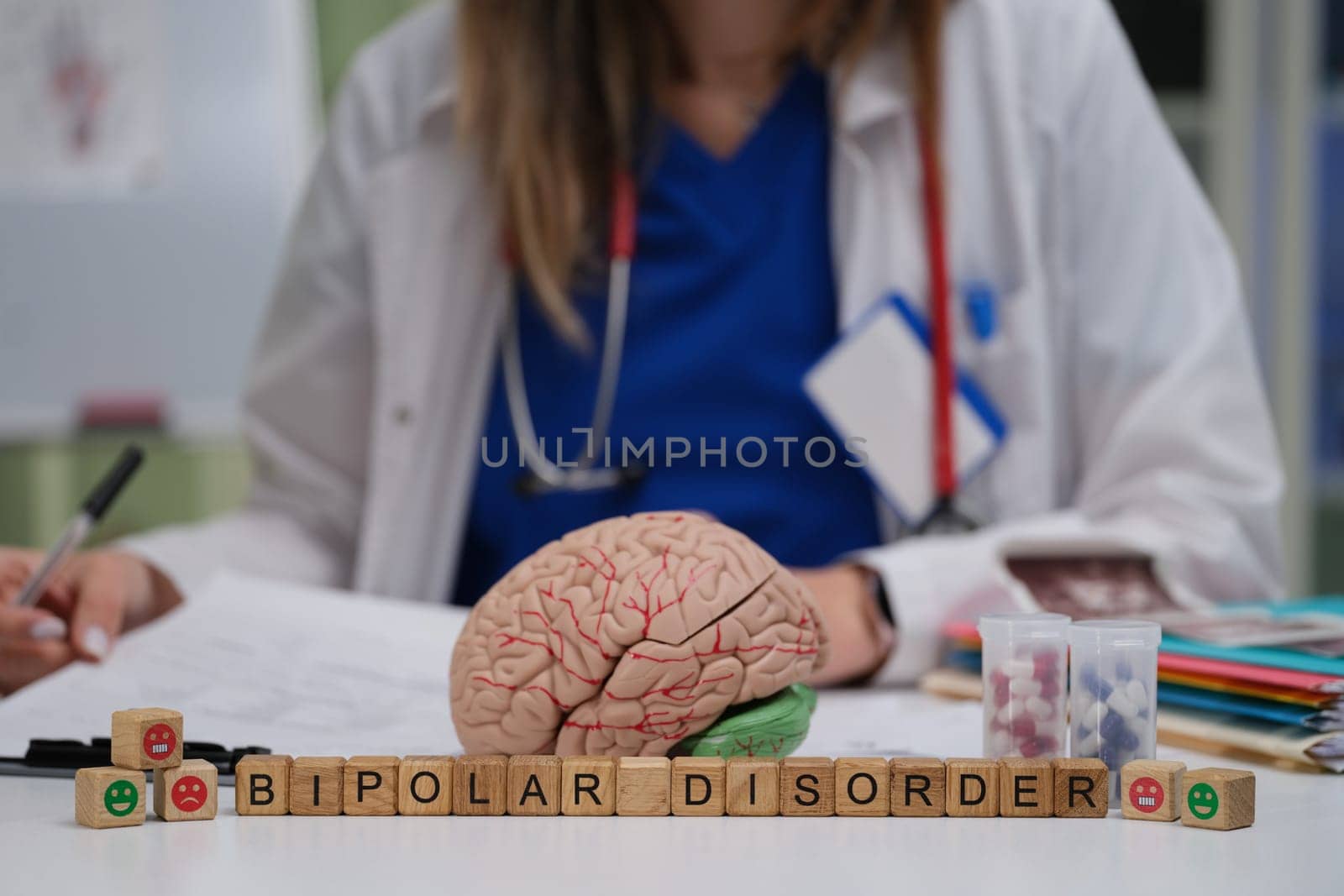 This is an educational depiction of bipolar disorder that features a visual representation of the brain itself