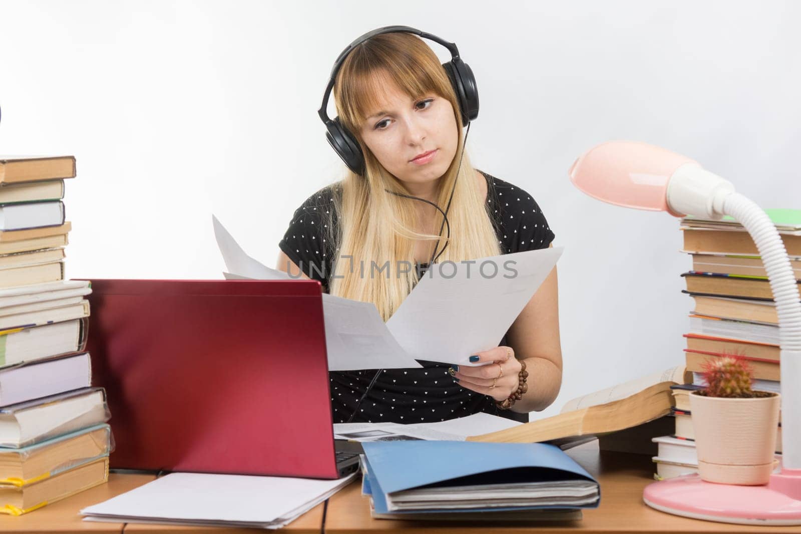 Student thought comparing electronic and paper documents