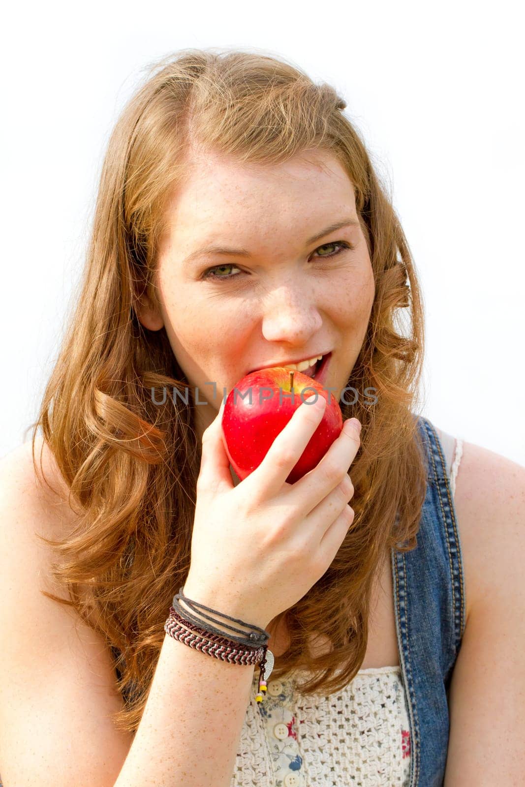 Young woman eating apple