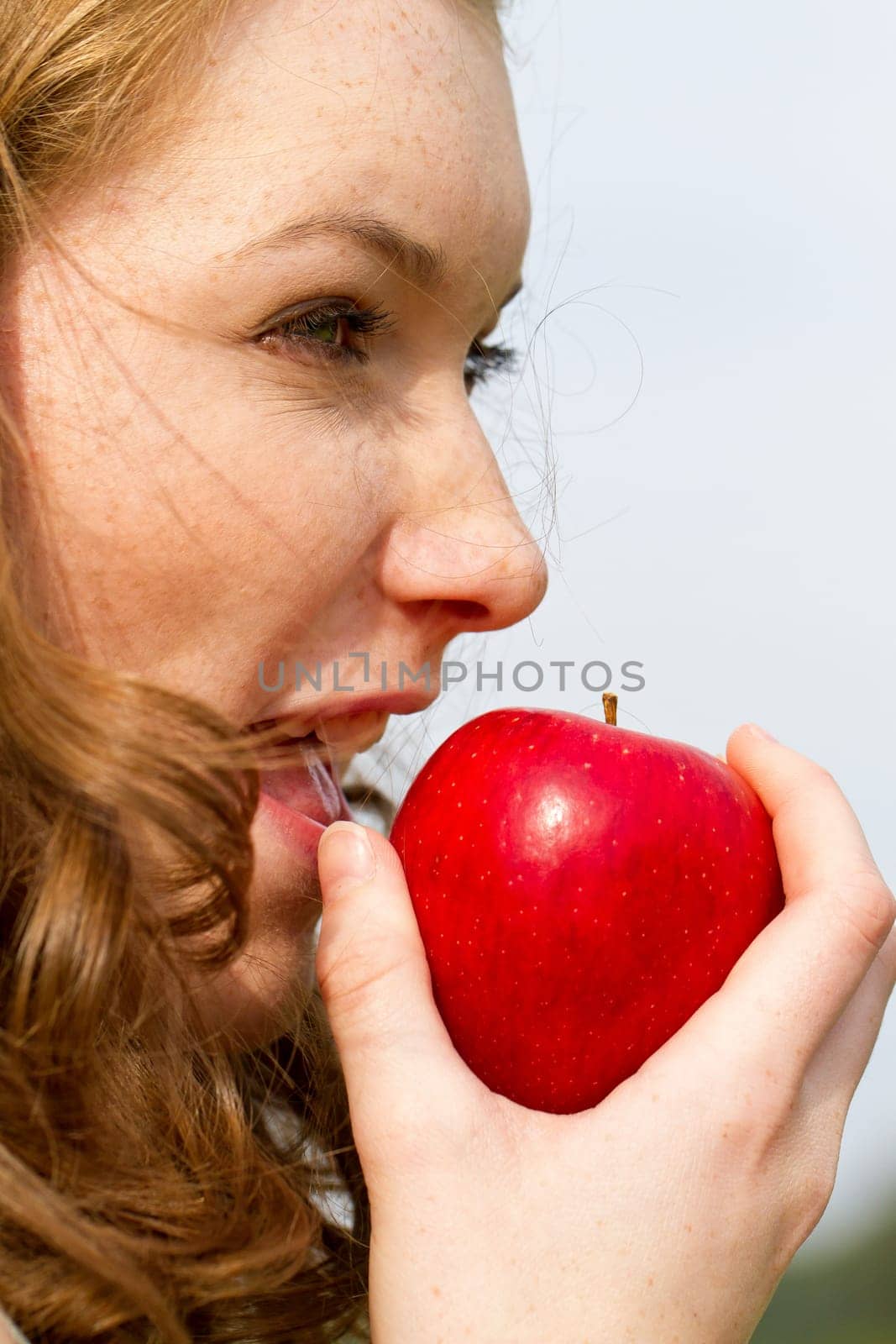 Young woman eating apple