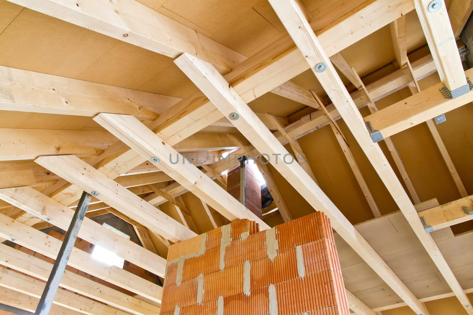 Roof truss with wall in a shell