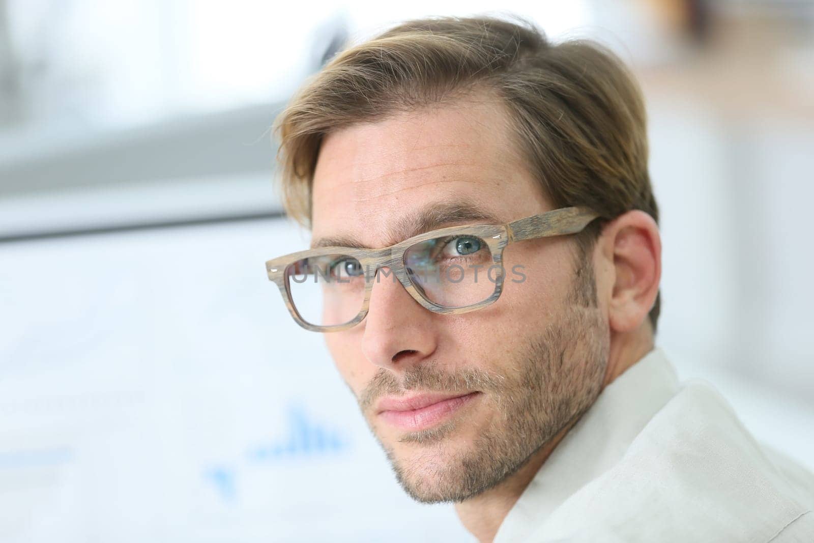 Portrait of man with mordern eyeglasses on