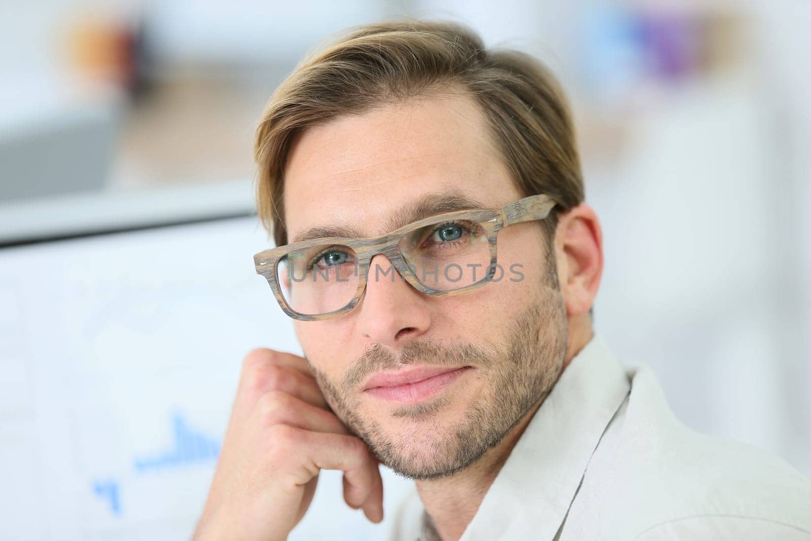 Portrait of man with mordern eyeglasses on