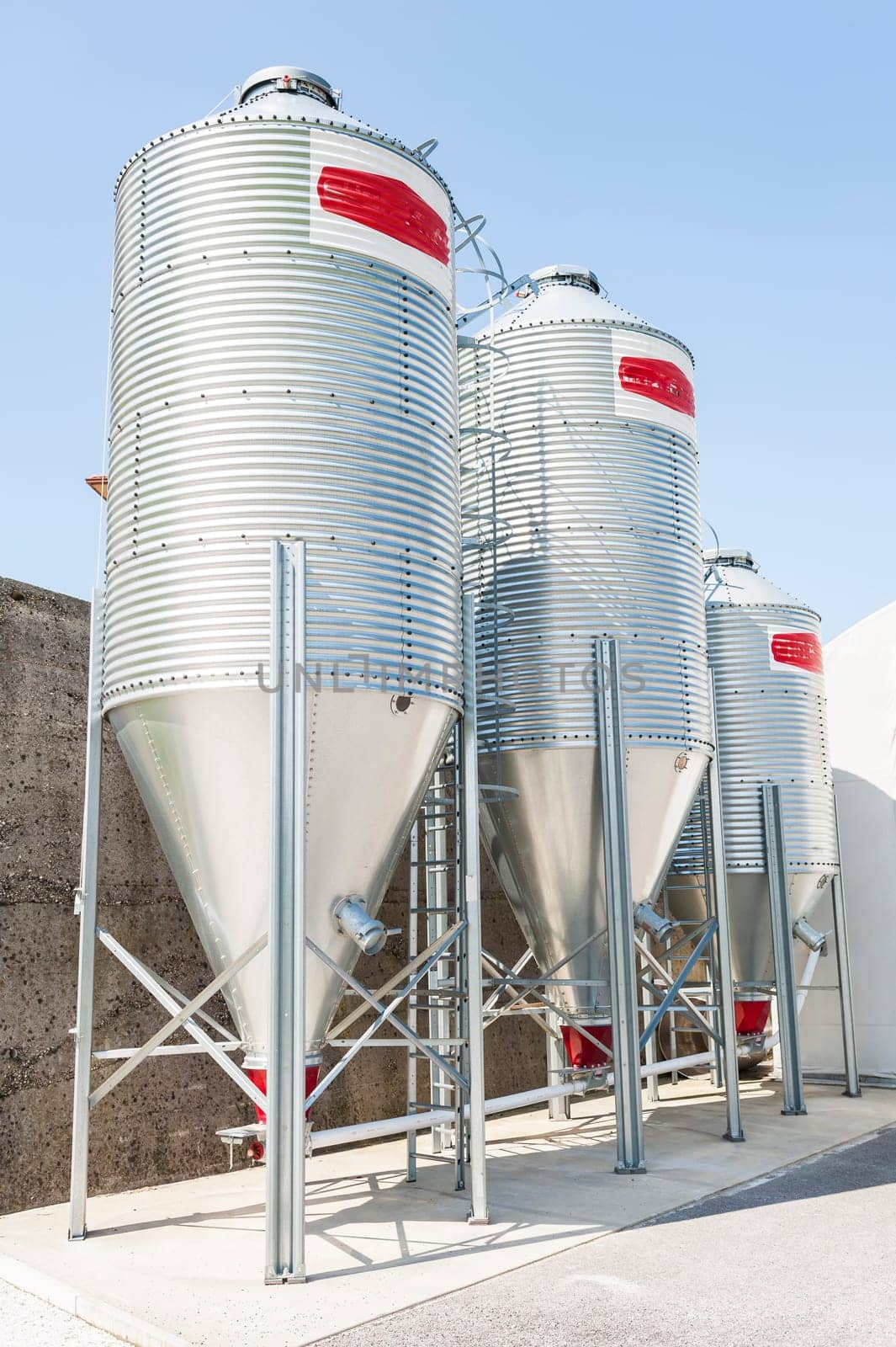 Silos for the storage of flour for food